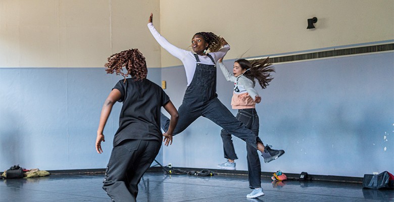 Coupé-décalé, azonto, afrobeats… quand les danses africaines donnent le tempo
